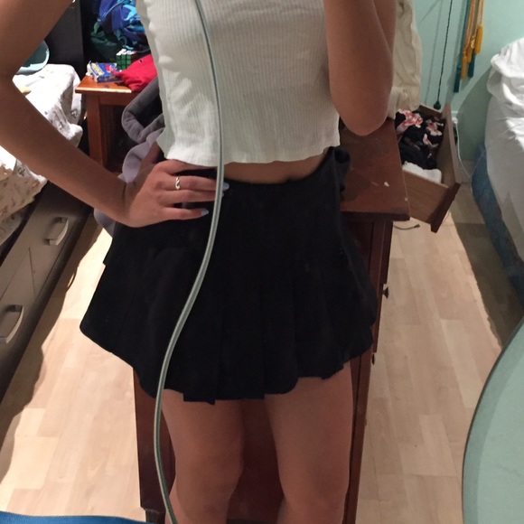 BLACK PLEATED SKIRT - Picture 1 of 4